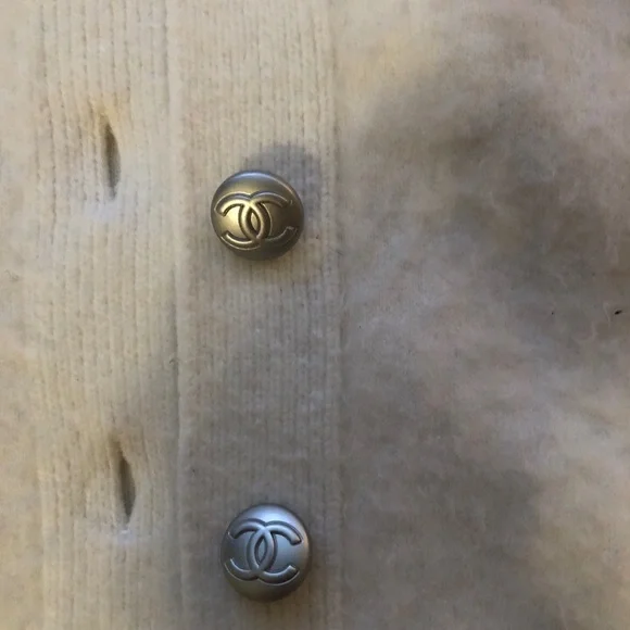 SOLD !!!Chanel CC jacket sweater size 36fr or 4-6us , Preowned 100% authentic!!! - Picture 4 of 11